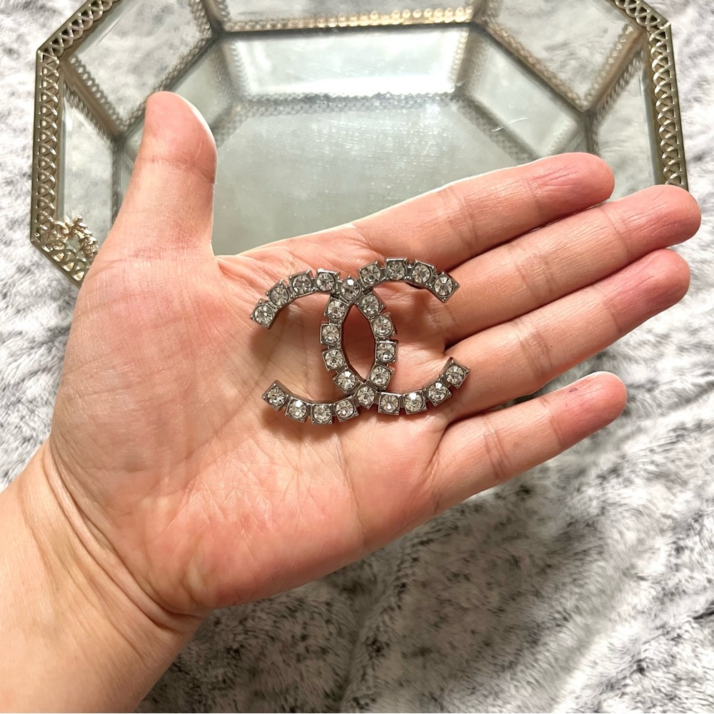 🍂 FALL SALE 🍂 CHANEL Silver Brooch with Iconic Logo and Sparkling Stones - Picture 4 of 6